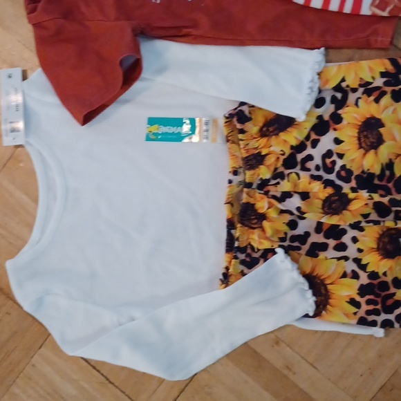 Girls bell bottem lot size 3t pants and tops - Picture 5 of 6